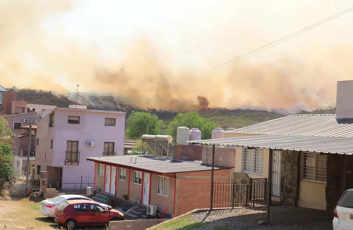 Los bomberos están trabajando para aliviar los incendios de Carlos Paz y otras localidades. Los bomberos están trabajando para aliviar los incendios de Carlos Paz y otras localidades.