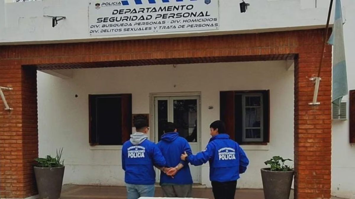 El joven enfrentará un juicio por homicidio criminis causa, robo agravado por el uso de arma y estelionato. El joven enfrentará un juicio por homicidio criminis causa, robo agravado por el uso de arma y estelionato.