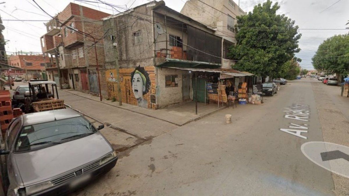 La familia fue sorprendida en la intersección de las calles Riestra y Pasaje Mercosur del barrio 1-11-14 del Bajo Flores porteño.