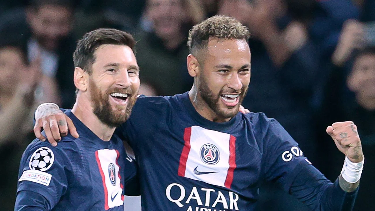 Lionel Messi y Neymar festejando sus goles en el PSG.