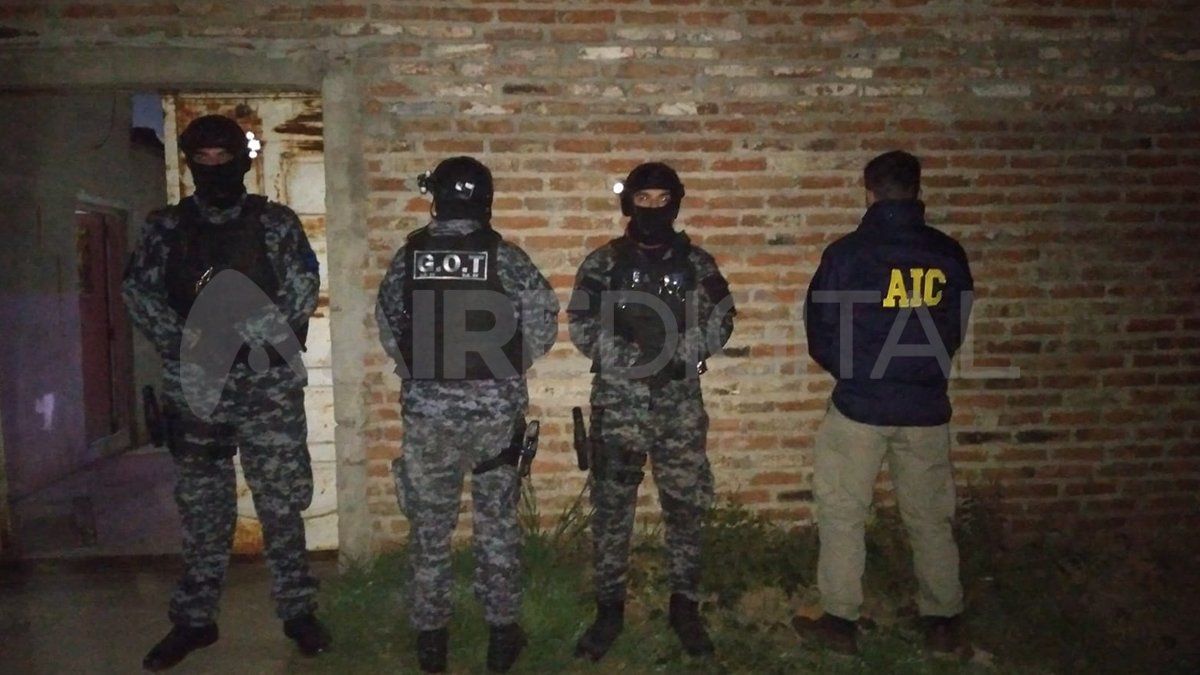 Con grupos tácticos, la policía allanó y detuvo a las policías investigadas. Con grupos tácticos, la policía allanó y detuvo a las policías investigadas.