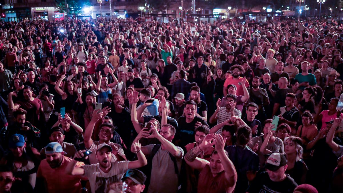 Tras el anuncio de Milei, se registraron cacerolazos y bocinazos en diversos puntos de la ciudad de Buenos Aires y el Conurbano bonaerense. Tras el anuncio de Milei, se registraron cacerolazos y bocinazos en diversos puntos de la ciudad de Buenos Aires y el Conurbano bonaerense.