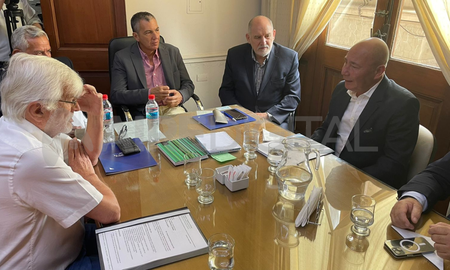 El secretario general de ATE, Jorge Hoffmann, el ministro de Trabajo, Juan Manuel Pusineri y el secretario de UPCN, en el primer encuentro paritario del año. El secretario general de ATE, Jorge Hoffmann, el ministro de Trabajo, Juan Manuel Pusineri y el secretario de UPCN, en el primer encuentro paritario del año.