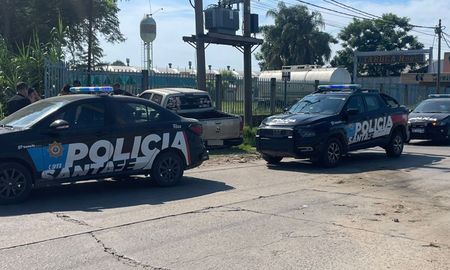 Personal policial trabajando en el lugar donde quedó la camioneta involucrada en el accidente en avenida Aristóbulo del Valle, en Santa Fe. Personal policial trabajando en el lugar donde quedó la camioneta involucrada en el accidente en avenida Aristóbulo del Valle, en Santa Fe.