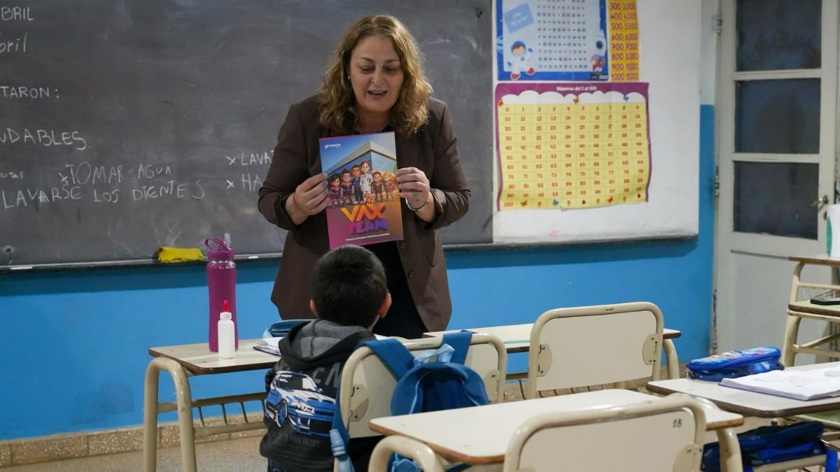 Esta estrategia del Gobierno Provincial, dirigida a más de 400.000 niños y niñas de entre 4 y 11 años, propone una modalidad innovadora que incluye una serie animada y un álbum de figuritas como herramientas para incentivar la actualización de los esquemas de vacunación. Esta estrategia del Gobierno Provincial, dirigida a más de 400.000 niños y niñas de entre 4 y 11 años, propone una modalidad innovadora que incluye una serie animada y un álbum de figuritas como herramientas para incentivar la actualización de los esquemas de vacunación.