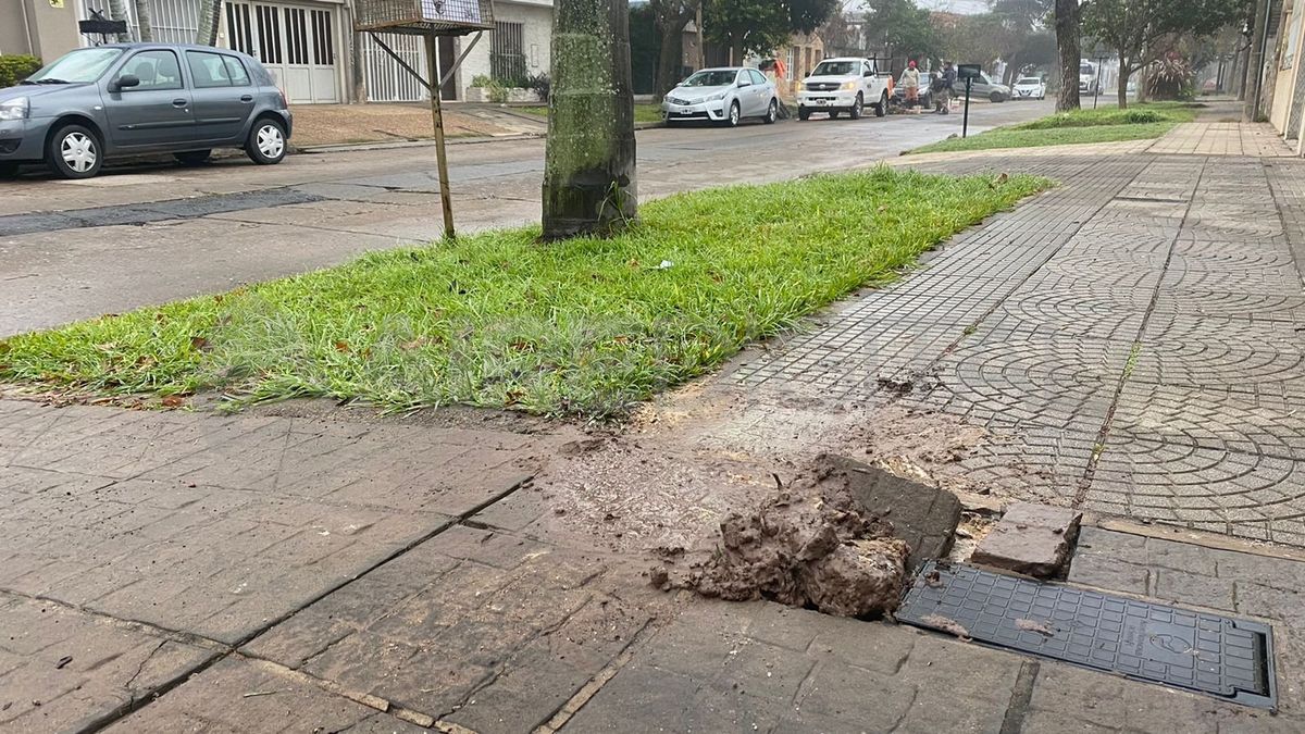 Así quedó el espacio -donde estaba el medidor- vacío tapado con piedras.