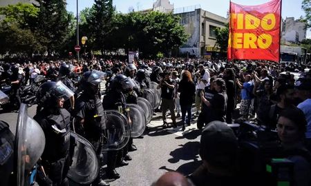 La columna del Polo Obrero al ingresar a la plaza de Mayo. La columna del Polo Obrero al ingresar a la plaza de Mayo.
