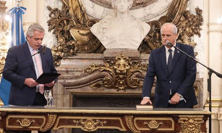 Taiana, de 71 años, es senador nacional por la provincia de Buenos Aires, banca que ocupó en reemplazo de Cristina Fernández de Kirchner cuando asumió como vicepresidenta de la Nación. Taiana, de 71 años, es senador nacional por la provincia de Buenos Aires, banca que ocupó en reemplazo de Cristina Fernández de Kirchner cuando asumió como vicepresidenta de la Nación.