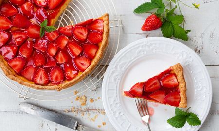 Esta tarta de frutilla es una receta fácil y deliciosa que puedes disfrutar en cualquier época del año. Esta tarta de frutilla es una receta fácil y deliciosa que puedes disfrutar en cualquier época del año.