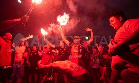 Los santafesinos pintaron el paisaje de Santiago del Estero de rojo y negro en el tradicional banderazo en la previa del encuentro con River. Los santafesinos pintaron el paisaje de Santiago del Estero de rojo y negro en el tradicional banderazo en la previa del encuentro con River.