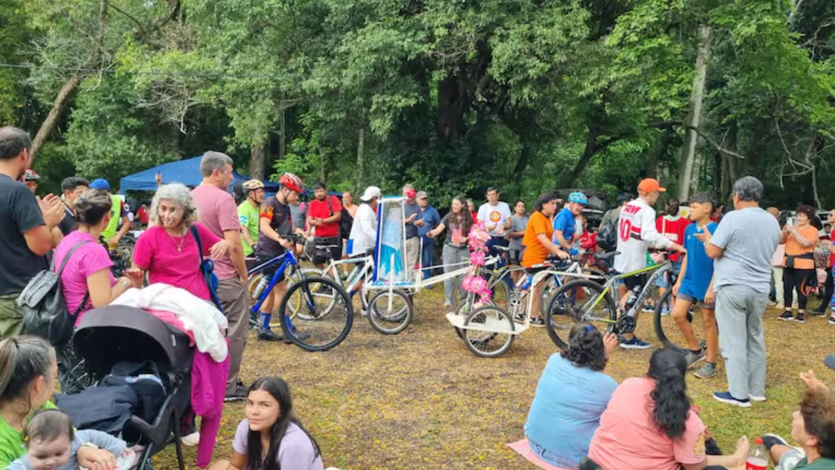 Caminantes transitan rumbo a Loreto por la banquina, que por momentos está invadida por las hierbas y arbutos; en ese tramo, la RN12 es autovía.