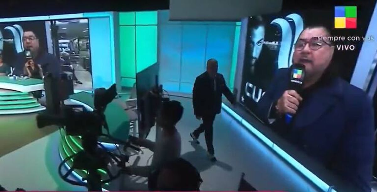 Luis Ventura abandonó el piso de "A la Tarde", por América TV, tras una feroz discusión con Fabio Cuggini. Luis Ventura abandonó el piso de "A la Tarde", por América TV, tras una feroz discusión con Fabio Cuggini.