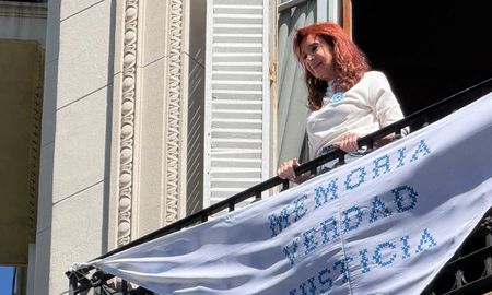 Cristina Kirchner saludó a los militantes que se acercaron hasta su ventana en el Día de la Memoria. Cristina Kirchner saludó a los militantes que se acercaron hasta su ventana en el Día de la Memoria.