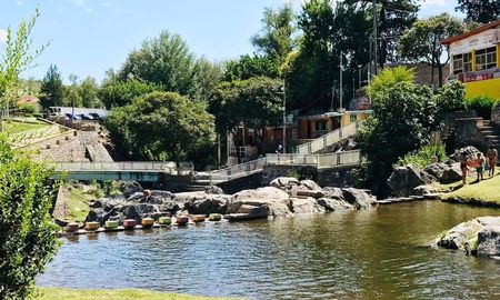 El Salto Colorado debe su nombre a la pigmentación de las rocas y a la fuerza del torrente, cuyo sonido característico inspiró el nombre de la localidad hace más de 80 años. El Salto Colorado debe su nombre a la pigmentación de las rocas y a la fuerza del torrente, cuyo sonido característico inspiró el nombre de la localidad hace más de 80 años.
