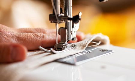 El rol de las costureras en la industria de la moda. El rol de las costureras en la industria de la moda.