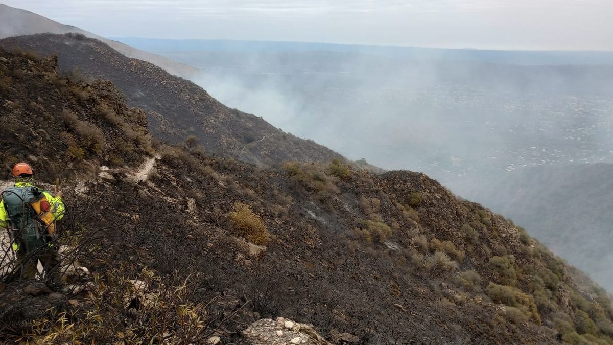 Un grupo de 14 personas se refugió en una casa de piedra en el Cerro Uritorco. Un grupo de 14 personas se refugió en una casa de piedra en el Cerro Uritorco.