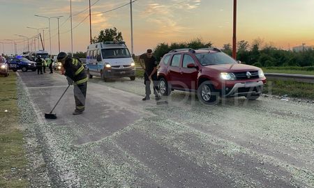 Limpieza de calzada en Circunvalación Oeste tras el vuelco de la carga de vidrio molido de un camión. Limpieza de calzada en Circunvalación Oeste tras el vuelco de la carga de vidrio molido de un camión.