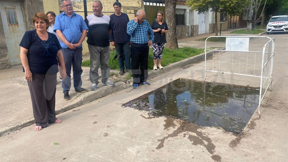 Reclamo de vecinos: hace cuatro días que están sin agua por un caño ...