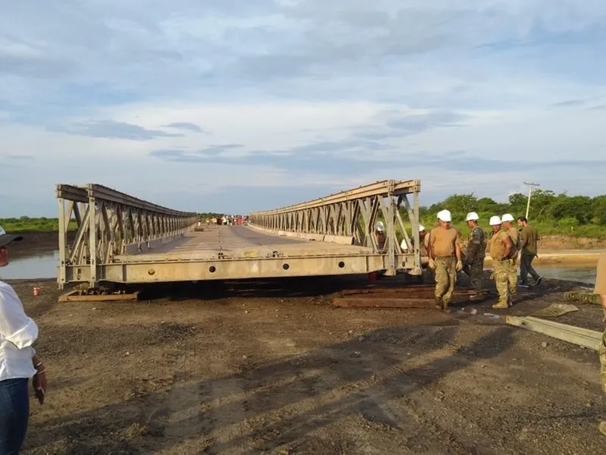 Los puentes tipo Bailey son estructuras provisorias que se arman por tramo. El miércoles llegará uno para montar sobre el puente Carretero Santa Fe - Santo Tomé que permita la circulación de colectivos interurbanos. Los puentes tipo Bailey son estructuras provisorias que se arman por tramo. El miércoles llegará uno para montar sobre el puente Carretero Santa Fe - Santo Tomé que permita la circulación de colectivos interurbanos.