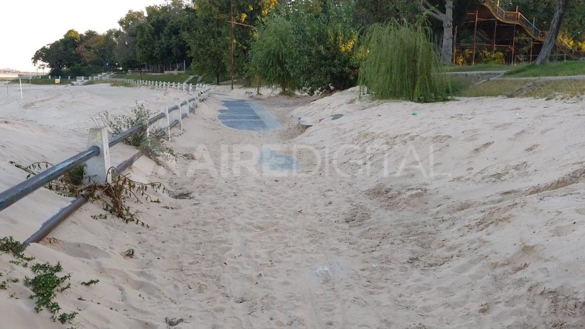 La playa de la costanera oeste fue arrasada por la sequ&iacute;a y el avance de la arena.
