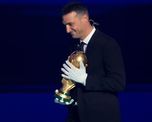 Nery Pumpido contó la verdad de por qué Scaloni usó guantes para entregar la copa del mundo: No lo conoció Nery Pumpido contó la verdad de por qué Scaloni usó guantes para entregar la copa del mundo: No lo conoció