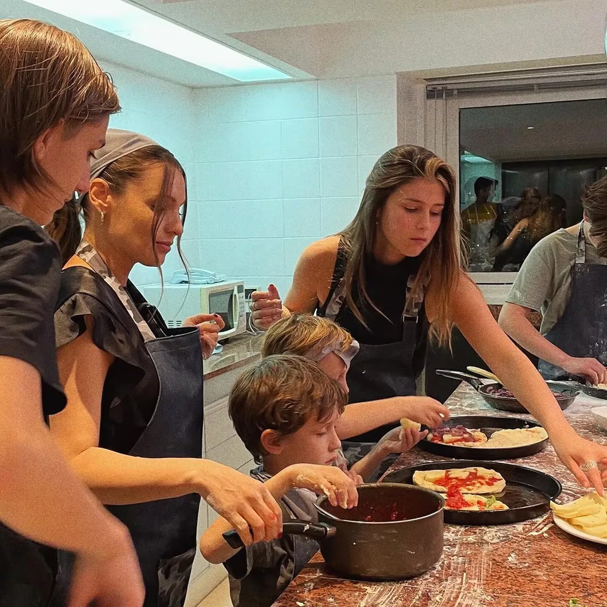 Pampita cocinando con sus hijos y con los de Roberto García Moritán. Pampita cocinando con sus hijos y con los de Roberto García Moritán.
