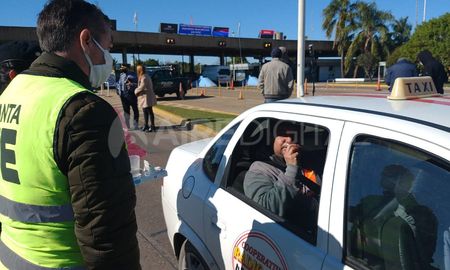 Ciudadanos realizan la prueba del olfato en el peaje del Túnel Subfluvial. Ciudadanos realizan la prueba del olfato en el peaje del Túnel Subfluvial.