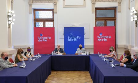 El gobernador Omar Perotti encabezó este miércoles el acto que tuvo lugar en el Salón Blanco y en el que participó el ministro de Desarrollo Territorial y Hábitat de la Nación, Jorge Ferraresi, donde la provincia adhirió al Fondo Nacional Solidario de Vivienda y al Programa Casa Propia - Construir Futuro. El gobernador Omar Perotti encabezó este miércoles el acto que tuvo lugar en el Salón Blanco y en el que participó el ministro de Desarrollo Territorial y Hábitat de la Nación, Jorge Ferraresi, donde la provincia adhirió al Fondo Nacional Solidario de Vivienda y al Programa Casa Propia - Construir Futuro.