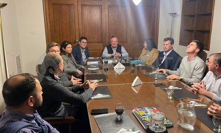 Encuentro entre autoridades de Educación y senadores de Santa Fe. Encuentro entre autoridades de Educación y senadores de Santa Fe.
