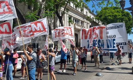 Organizaciones sociales y de Izquierda reclamarán por las suspensiones y bajas en el programa Potenciar Trabajo. Organizaciones sociales y de Izquierda reclamarán por las suspensiones y bajas en el programa Potenciar Trabajo.