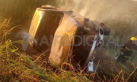 Se incendió una camioneta que volcó en la ruta provincial N° 61, a la altura del kilómetro 66. Se incendió una camioneta que volcó en la ruta provincial N° 61, a la altura del kilómetro 66.