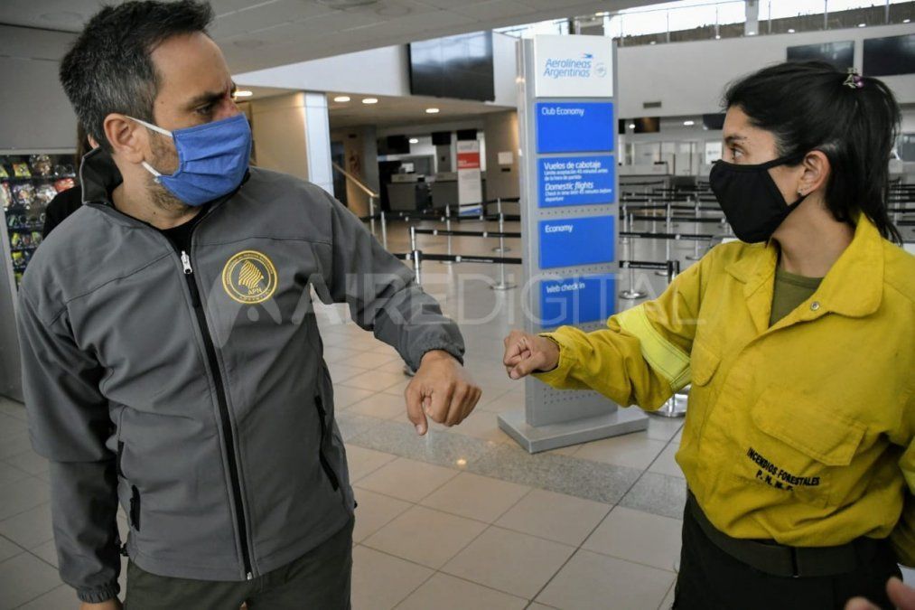 Cabandié, en el aeropuerto de Rosario, para sobrevolar la zona de incendios