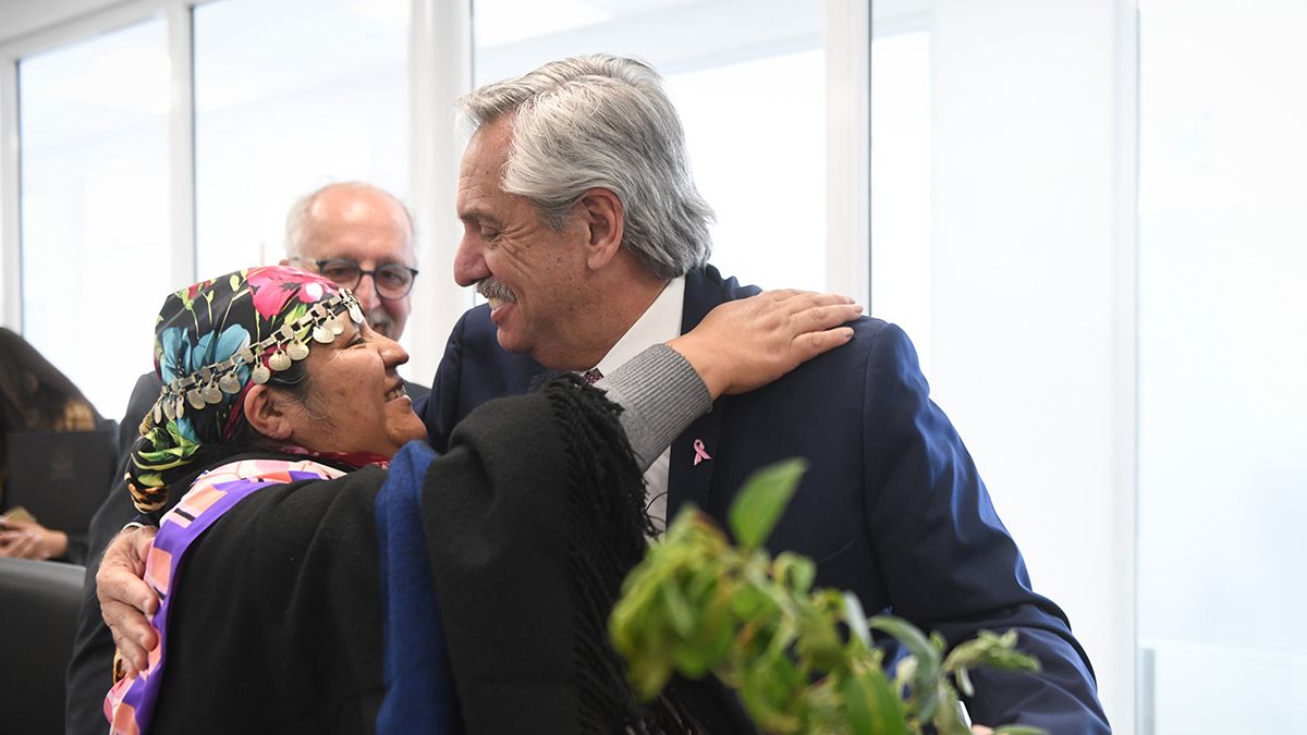 Fernández se reunió con representantes de comunidades mapuches este martes.