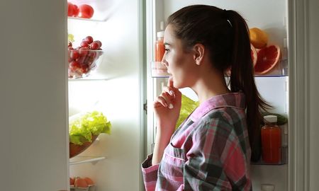 El síndrome del comedor nocturno es el que te hace visitar la heladera a media noche