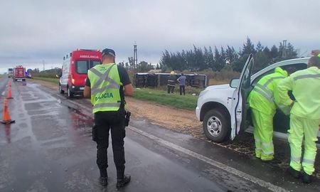 Cuatro personas resultaron con heridas al volcar el bus en el que se trasladaban Cuatro personas resultaron con heridas al volcar el bus en el que se trasladaban