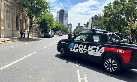 Una mujer fue embestida por un utilitario al cruzar Rivadavia e Hipólito Irigoyen, frente a Plaza España de Santa Fe. Una mujer fue embestida por un utilitario al cruzar Rivadavia e Hipólito Irigoyen, frente a Plaza España de Santa Fe.