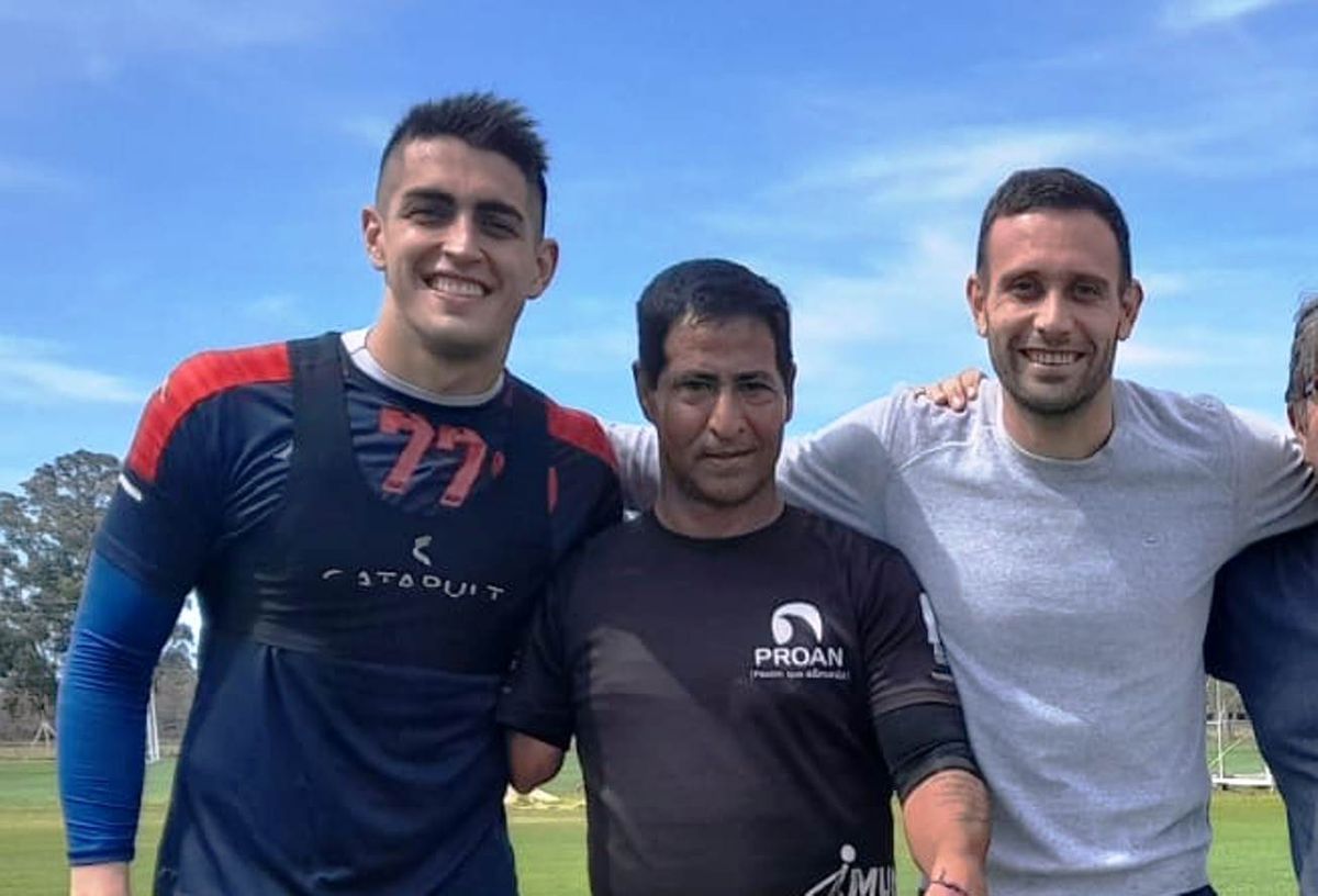 El arquero de la Selección de amputados Miguel Lemos (centro) junto a los jugadores de Unión Santiago Mele y Claudio Corvalán.