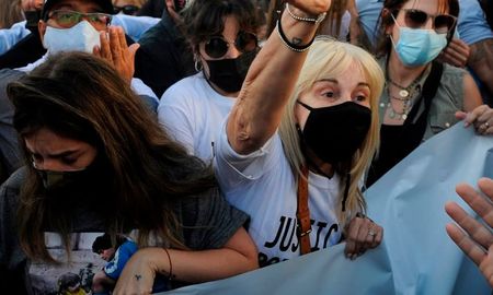 Claudia Villafañe y Dalma en la marcha por Diego Maradona Claudia Villafañe y Dalma en la marcha por Diego Maradona