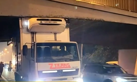 Un camión quedó trabado en un puente sobre la Avenida General Paz Un camión quedó trabado en un puente sobre la Avenida General Paz