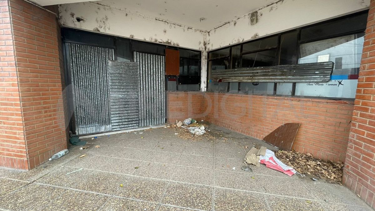 Los vecinos habían cerrado de manera provisoria con chapas para evitar que los delincuentes sigan accediendo por allí a los patios de la cuadra. Los vecinos habían cerrado de manera provisoria con chapas para evitar que los delincuentes sigan accediendo por allí a los patios de la cuadra.