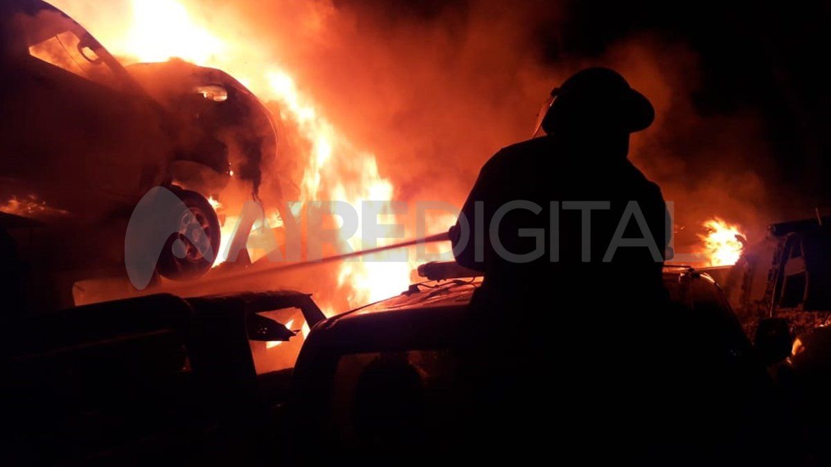 Uno de los bomberos en plena lucha con el fuego.