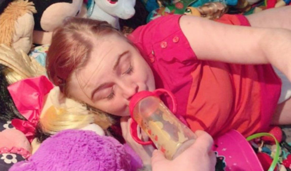 Una chica de 22 a&ntilde;os se cree un beb&eacute; y vive como tal.