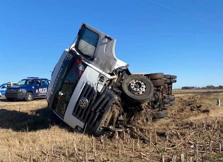 El conductor del camión fue identificado como Juan Carlos F., de 60 años y fue asistido por personal de salud.