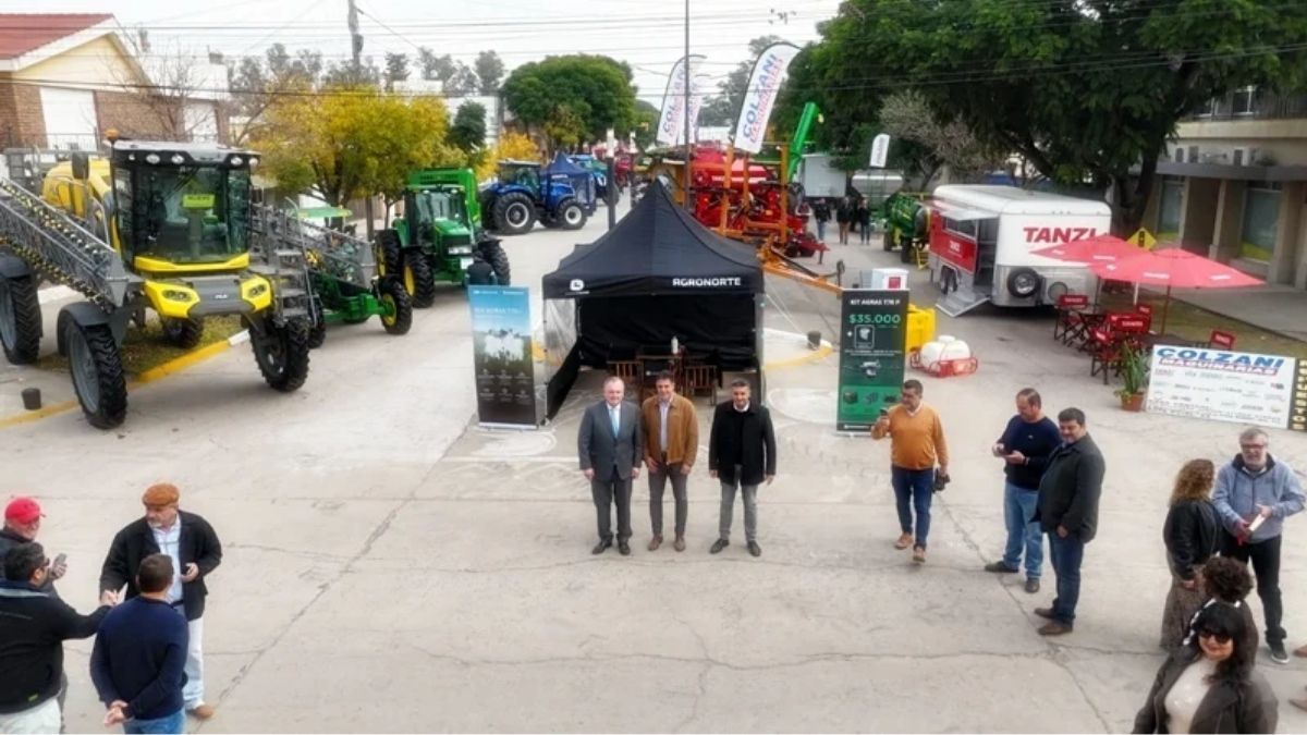 Autoridades recorrieron la gran feria comercial, gastronómica y de emprendedores.