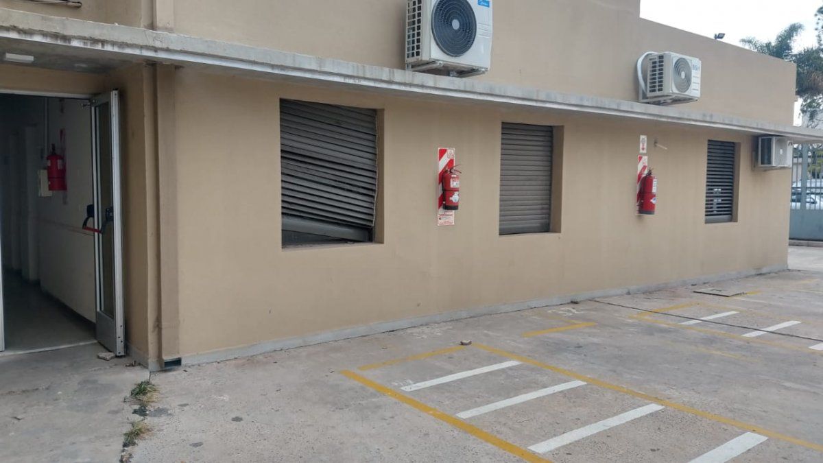 Saltaron un portón y rompieron una ventana