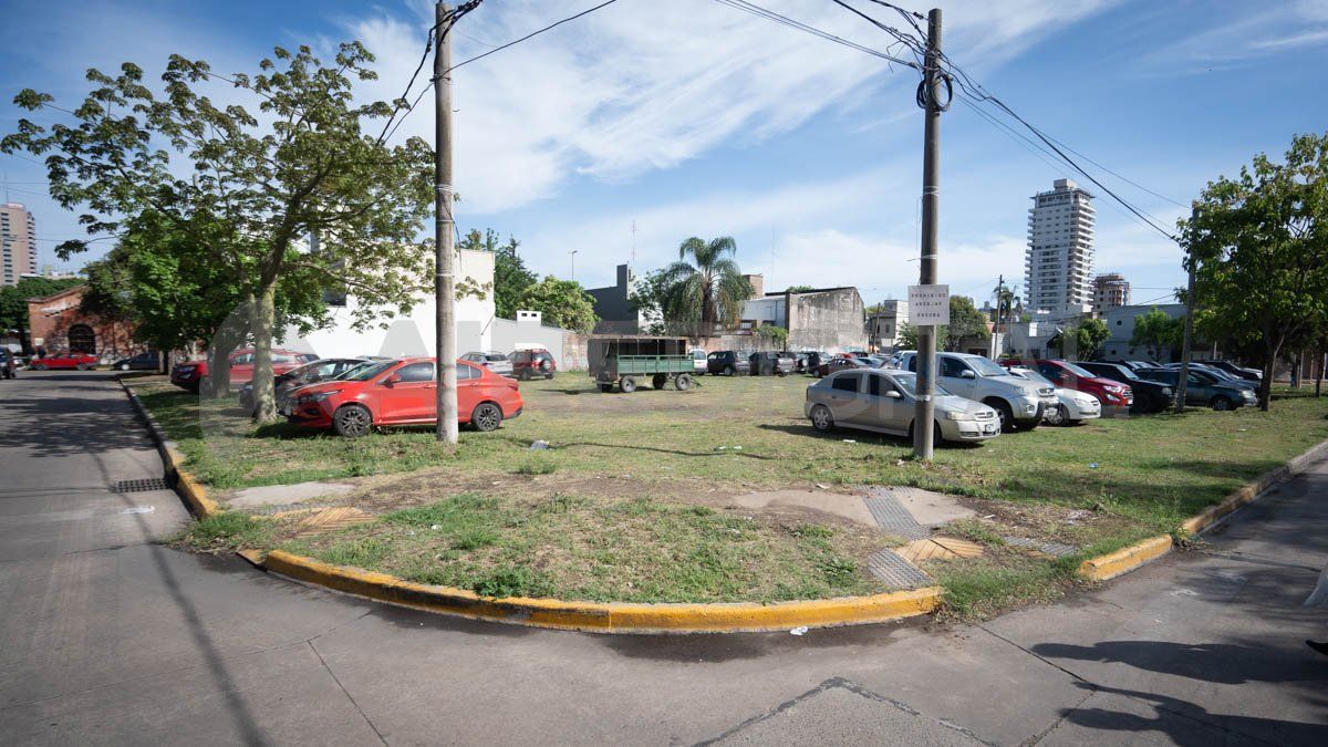 En el caso de los lotes que no se encuentran sobre Av. Alem, el Estado no les impuso a los compradores la obligación de construir o de realizar mejoras. Algunos terrenos siguen siendo baldíos, convertidos en playa de estacionamiento.