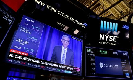 Un monitor de televisión en la sala de negociación de la Bolsa de Nueva York (NYSE, en sus siglas en inglés), en Wall Street, ofrece la imagen del presidente de la Reserva Federal, Jerome Powell, informando de las decisiones del banco central estadounidense. Un monitor de televisión en la sala de negociación de la Bolsa de Nueva York (NYSE, en sus siglas en inglés), en Wall Street, ofrece la imagen del presidente de la Reserva Federal, Jerome Powell, informando de las decisiones del banco central estadounidense.