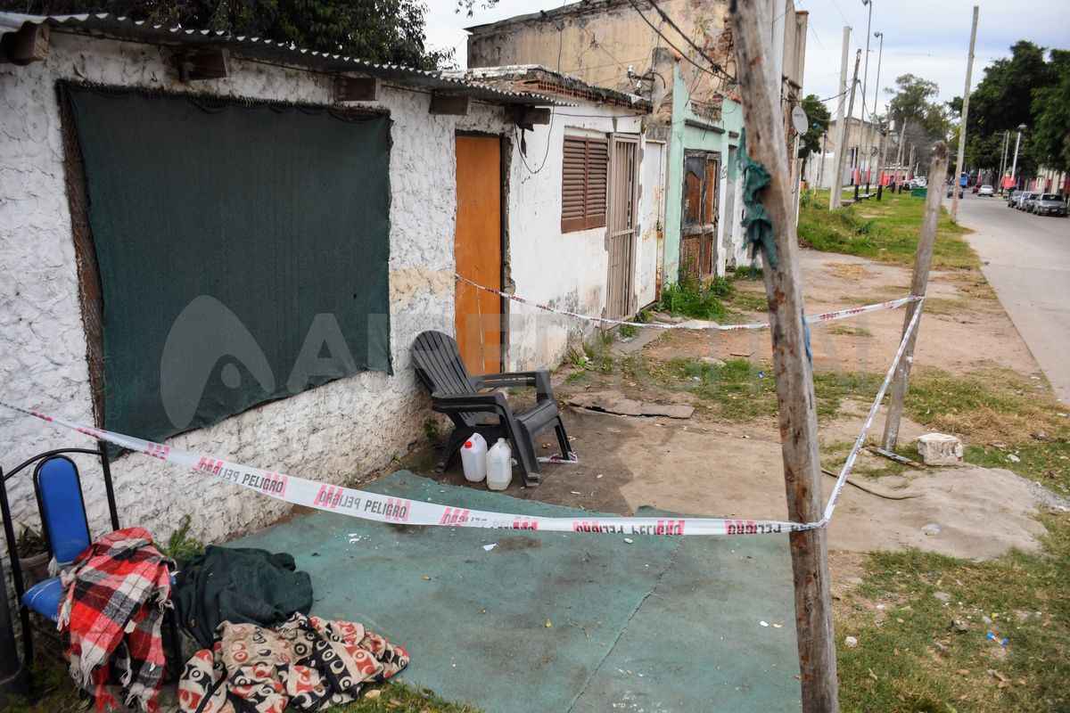 Rosalía Molina fue hallada asesinada dentro de su vivienda en el barrio República de Rosario. Rosalía Molina fue hallada asesinada dentro de su vivienda en el barrio República de Rosario. 
