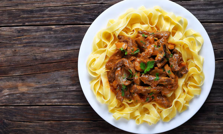 Receta de guiso de fideos con carne.
