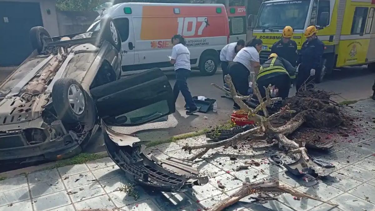 Un joven de 21 años volcó con su Renault Clío tras impactar contra una planta. Fue hospitalizado por prevención. Un joven de 21 años volcó con su Renault Clío tras impactar contra una planta. Fue hospitalizado por prevención.